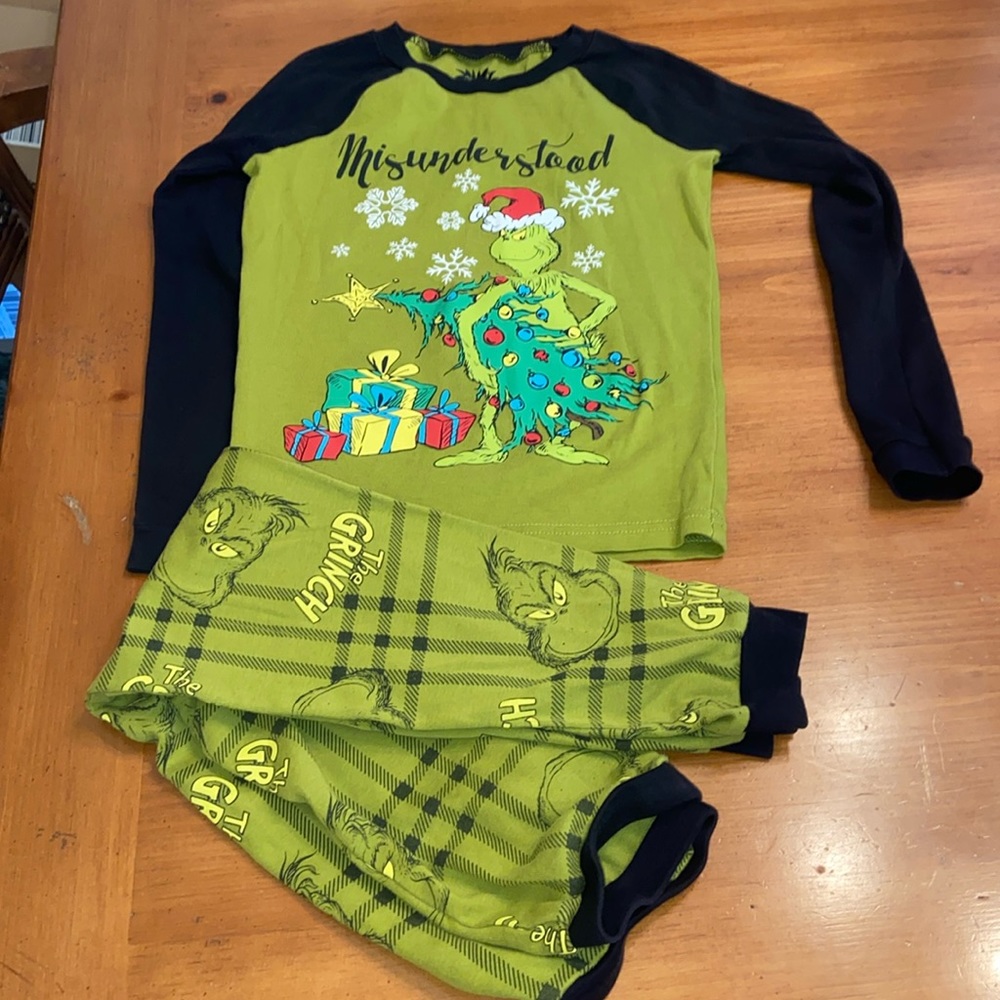 The Grinch Dr. Seuss Universal Studios Parks Youth Pajamas 6 UNISEX cotton